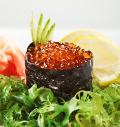 Gunkanmaki ("warship" or "battleship" roll)