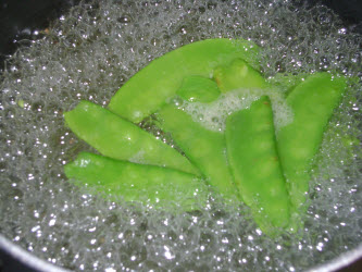 Blanching snow peas