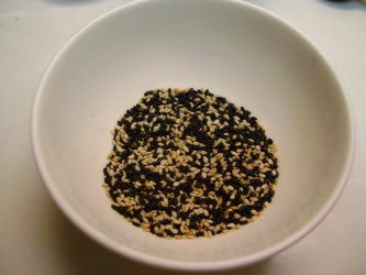 Mix the 4 tsp of black sesame seed with the 4 tsp of white sesame seeds