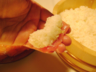 Another look at oval rice and tuna in left hand; notice the "hump" in the rice