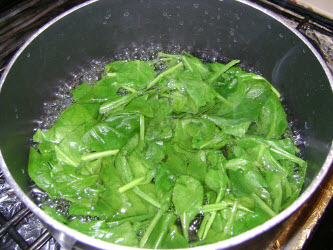 Blanching spinach for futomaki