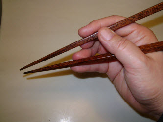 how to hold chopsticks