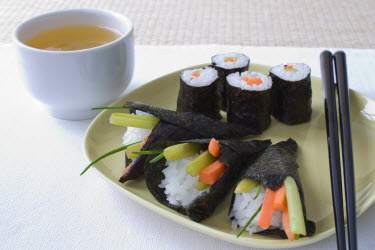 Maki and temaki rolls