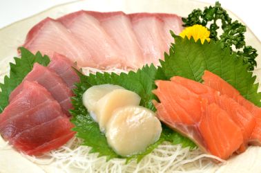 Sashimi with shredded daikon and perilla leaves