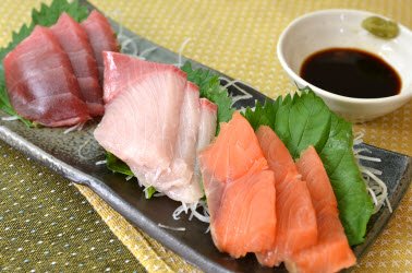 Sashimi with shredded daikon and perilla leaves