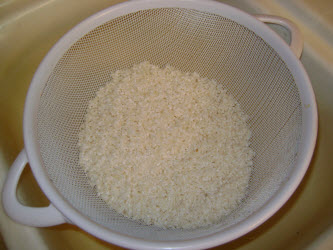 Draining rice in sieve after washing...let rest for 30 minutes