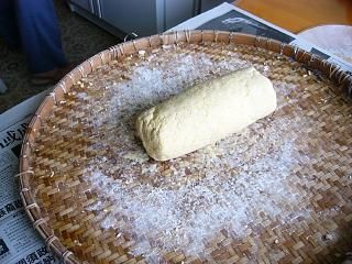 Form the kneaded soybeans and flour into a log