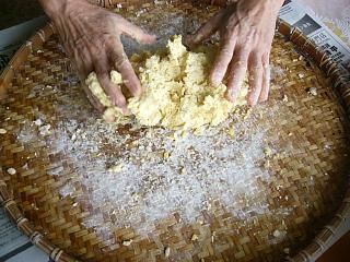 Knead the boiled soybeans and flour thoroughly