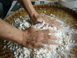 Mix the boiled soybeans and flour