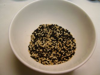 Mix the black and white sesame seeds together