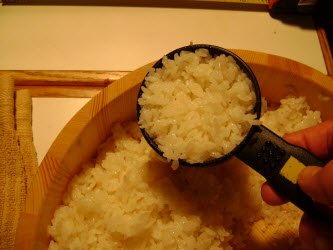 Measuring 1 cup rice for chumaki roll