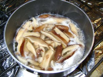 Bringing shitake sauce to boil