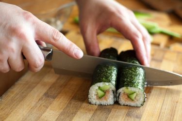 Slicing maki roll