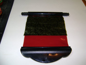 Putting nori on the sushi magic mat